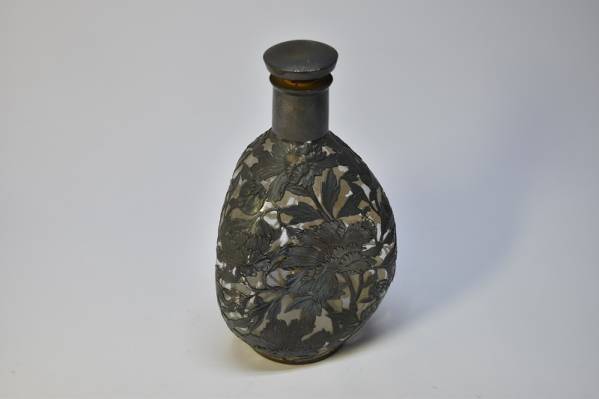 古い銀製のデキャンタ 透かし細密彫刻草花文 ボトル