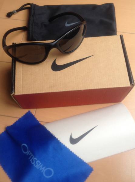 傷あり廃番モデル ナイキ サングラス TARJ ER0033 001 箱 携帯用ケース クリーニングクロス 取説あり ただし箱のプライス部に剥がれあり