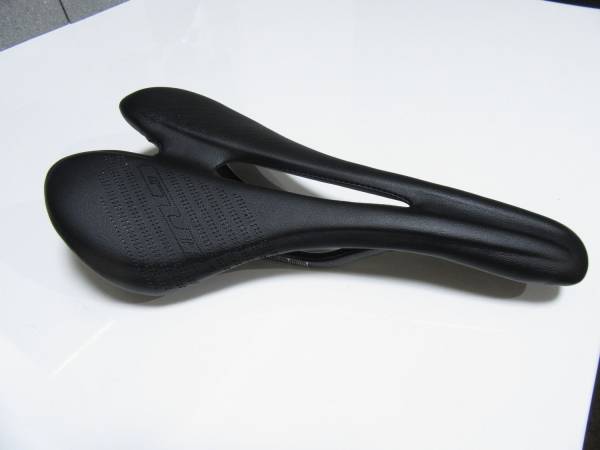 軽量 クッション付 カーボンサドル 実測150g 新品