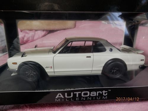 オートアート　スカイラインGTーR　チューンドバージョン　ホワイト　ハコスカ　1/18