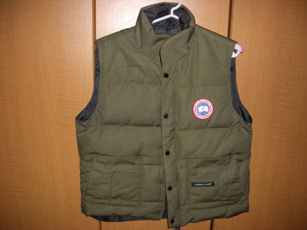 人気CANADAGOOSEカナダグースダウンベストS未使用