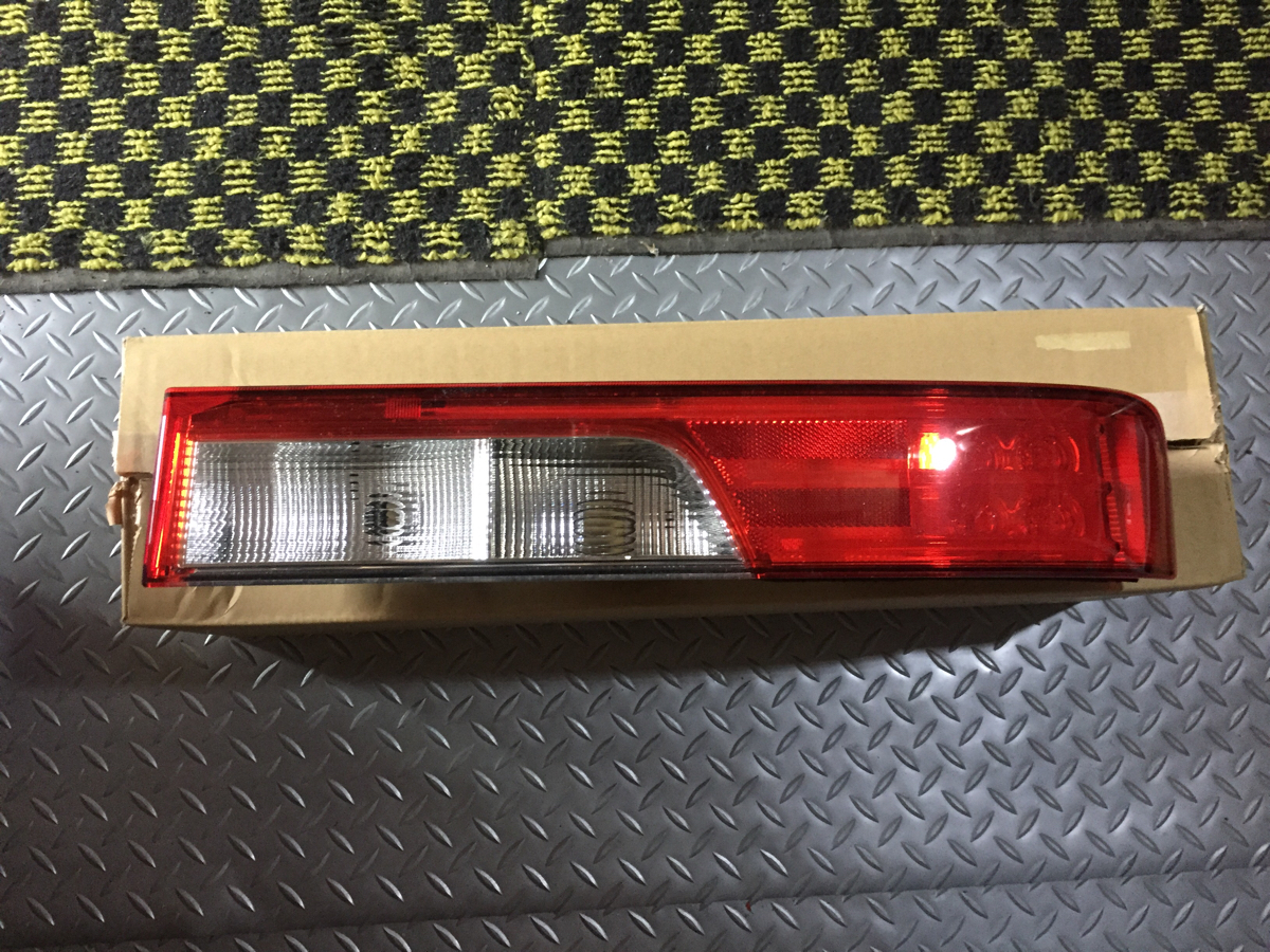 スズキDA17W 右テールランプユニット ☆スズキ エブリイワゴン エブリイバン DA17W DA17V 右純正