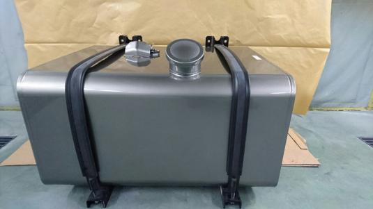 200L燃料タンク UDトラックス 新車のクオンから取り外し