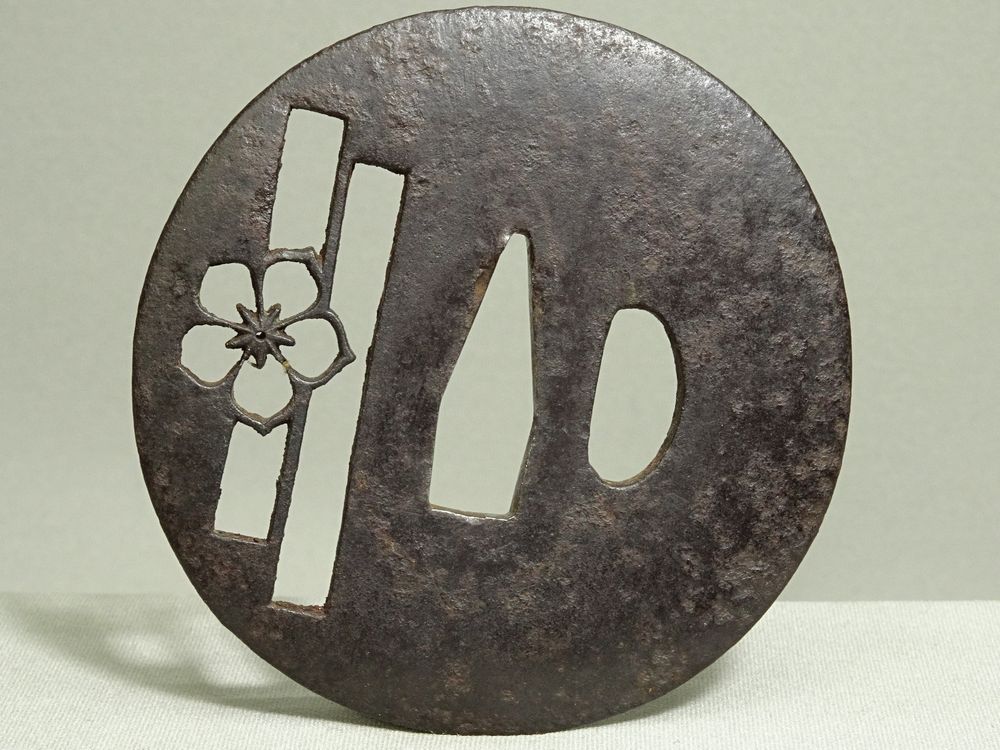 【518】名鐔　在銘　重次　格子桜透かし図　阿弥陀鑢　鉄地　小透　堅丸形　片櫃穴　桐箱付