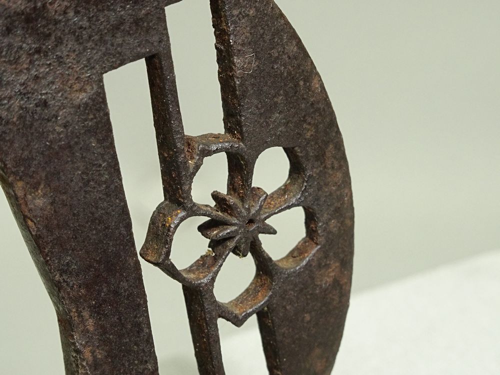 【518】名鐔　在銘　重次　格子桜透かし図　阿弥陀鑢　鉄地　小透　堅丸形　片櫃穴　桐箱付