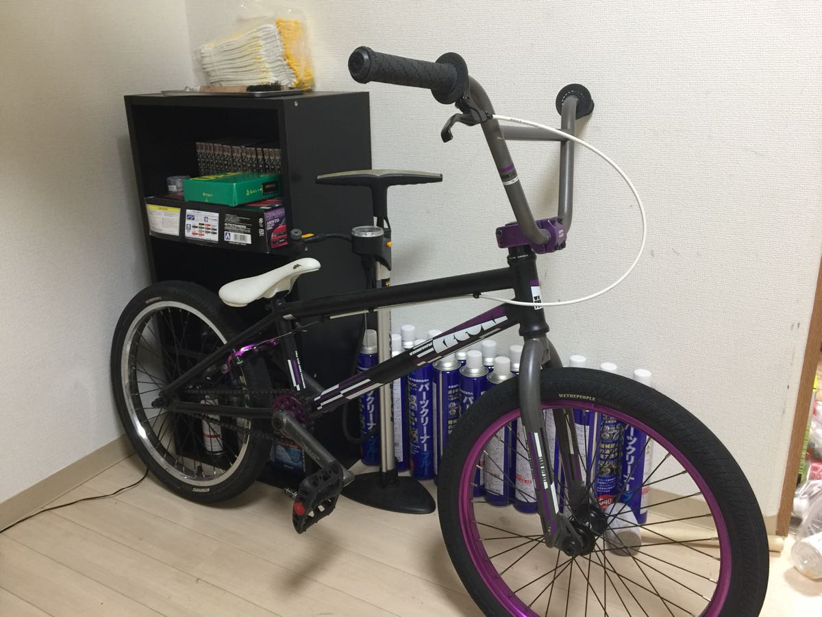 B><BR><BR>商品名：BMX ジャイロ搭載20インチモデル<BR>サイズ：約、W145×D59×H88cm<BR>カラー：マットブラック(つや消しブラック)<BR>配送費用：<BR>その他全国一律  　４５００円<BR>北海道　　　　　 ６５００円<BR>※但し、沖縄や離島などの特別地域などは別途運送会社などにお見積もりとなります。<BR>備考：<BR>※本製品は組立式の状態での出荷となりご到着後、落札者様自身で組立てなどをして頂く必要がございます。サドルやグリップなどのデザインについては若干の仕様変更がある場合がございます。<BR>※未使用品ですが倉庫会社の過剰在庫品や展示商品や長期保管商品などになり発送時の外箱が不足している場合がございますのでその場合はエアパッキンなどで簡易梱包での発送となります。<BR>※同梱不可となります。<BR><BR>【自転車防犯登録のお願い】<BR>自転車購入時や友人等から譲り受けた場合は法律(自転車法第12条第3項)で防犯登録を行う事が義務付けられています。最寄りの自転車販売店で必ず手続きをお願いします。<BR><BR><CENTER><img loading=