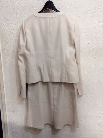 リフレクト ノーカラースーツ 生成色地柄 縁ブレード飾り サイズ9