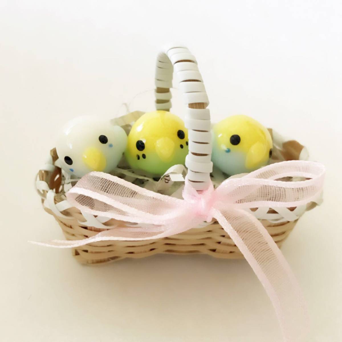 カゴ入りセキセイインコ_1