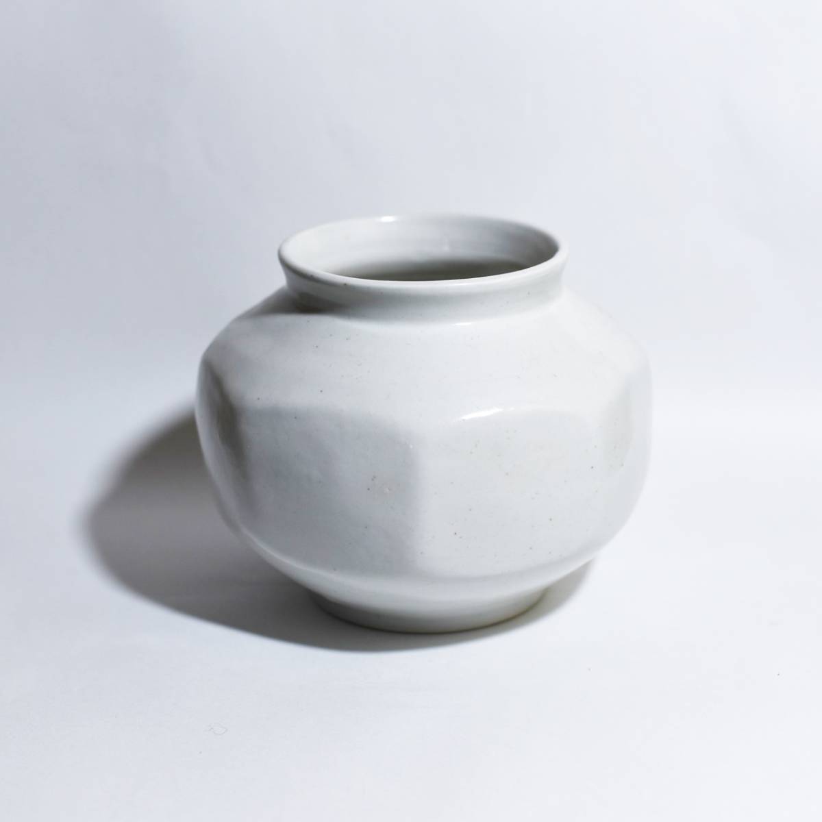 | 陶芸作家・水垣千悦さん｜李朝陶磁に想いを寄せ、日々使う器と誠実に 古美術 李朝 白磁面取壺 - 古美術品専門サイト 朝鮮李朝 P522｜骨董店 のびる 骨董 李朝白磁面取壺 ⑱李朝白磁面取壺 入蘆花（ロカニイル） CE） 白磁面取瓶（1392–1897