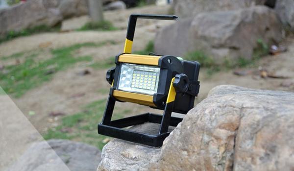 2I-043 【大盛3】新しい充電式 LED投光器 50Ｗ ワークライト屋外照明 電池付 電池４本付き 釣り フィッシング 作業灯 【キャンプ】(H)