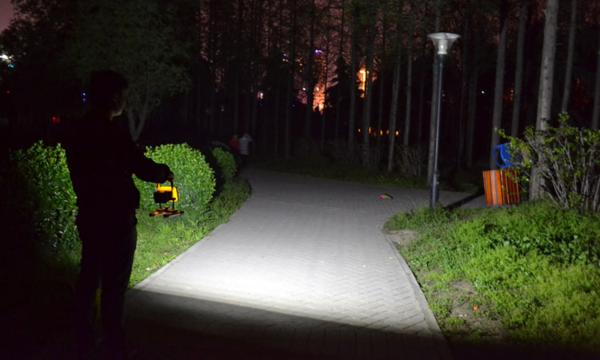 2I-043 【大盛3】新しい充電式 LED投光器 50Ｗ ワークライト屋外照明 電池付 電池４本付き 釣り フィッシング 作業灯 【キャンプ】(H)