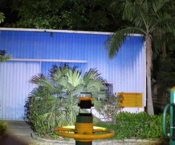 2I-043 【大盛3】新しい充電式 LED投光器 50Ｗ ワークライト屋外照明 電池付 電池４本付き 釣り フィッシング 作業灯 【キャンプ】(H)