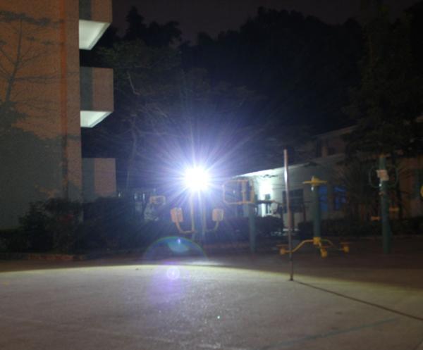 2I-043 【大盛3】新しい充電式 LED投光器 50Ｗ ワークライト屋外照明 電池付 電池４本付き 釣り フィッシング 作業灯 【キャンプ】(H)