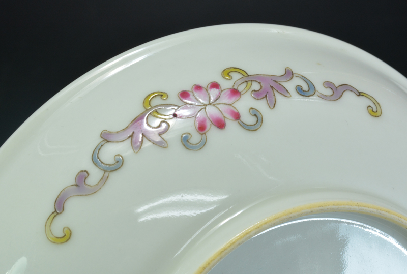 中国美術　清時代粉彩 桃 四草花文色絵皿　磁器直径約22.5cm 中国美術 清時代粉彩 桃 四草花文色絵皿 磁器直径約22.5cm 中国美術 清