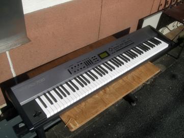 Roland RD-700 シンセサイザー ローランド ステージピアノ | Piano