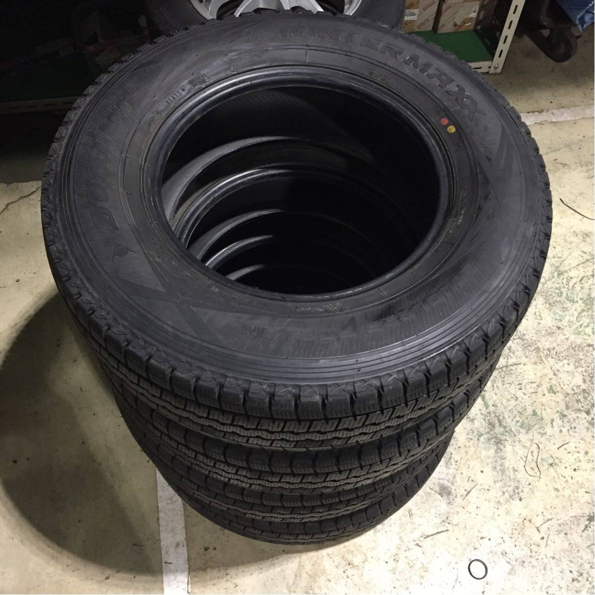 2015年製ダンロップウインターマックス195/80R15 107/105L LT KDH200系ハイエースキャラバン等に☆バリ溝☆