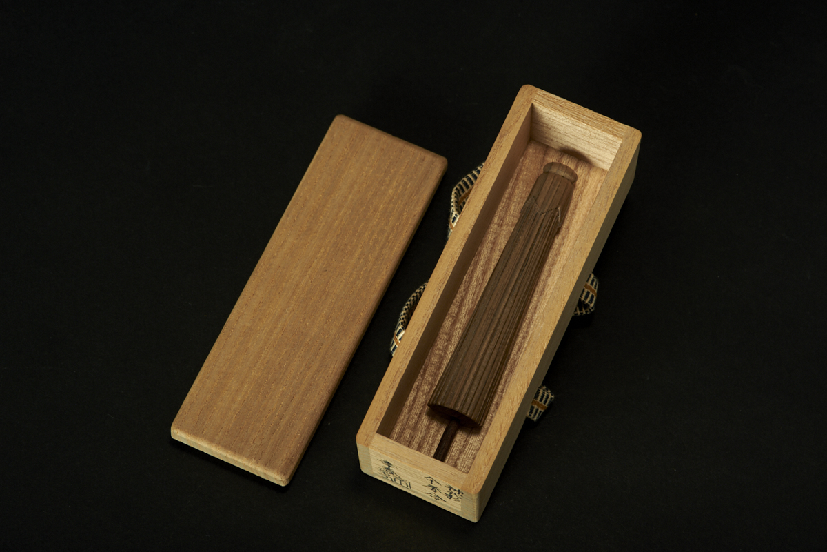 M-0541 木地師 畑幸春 「 神代杉 傘 香合 」 - 共箱 茶道具 香道具