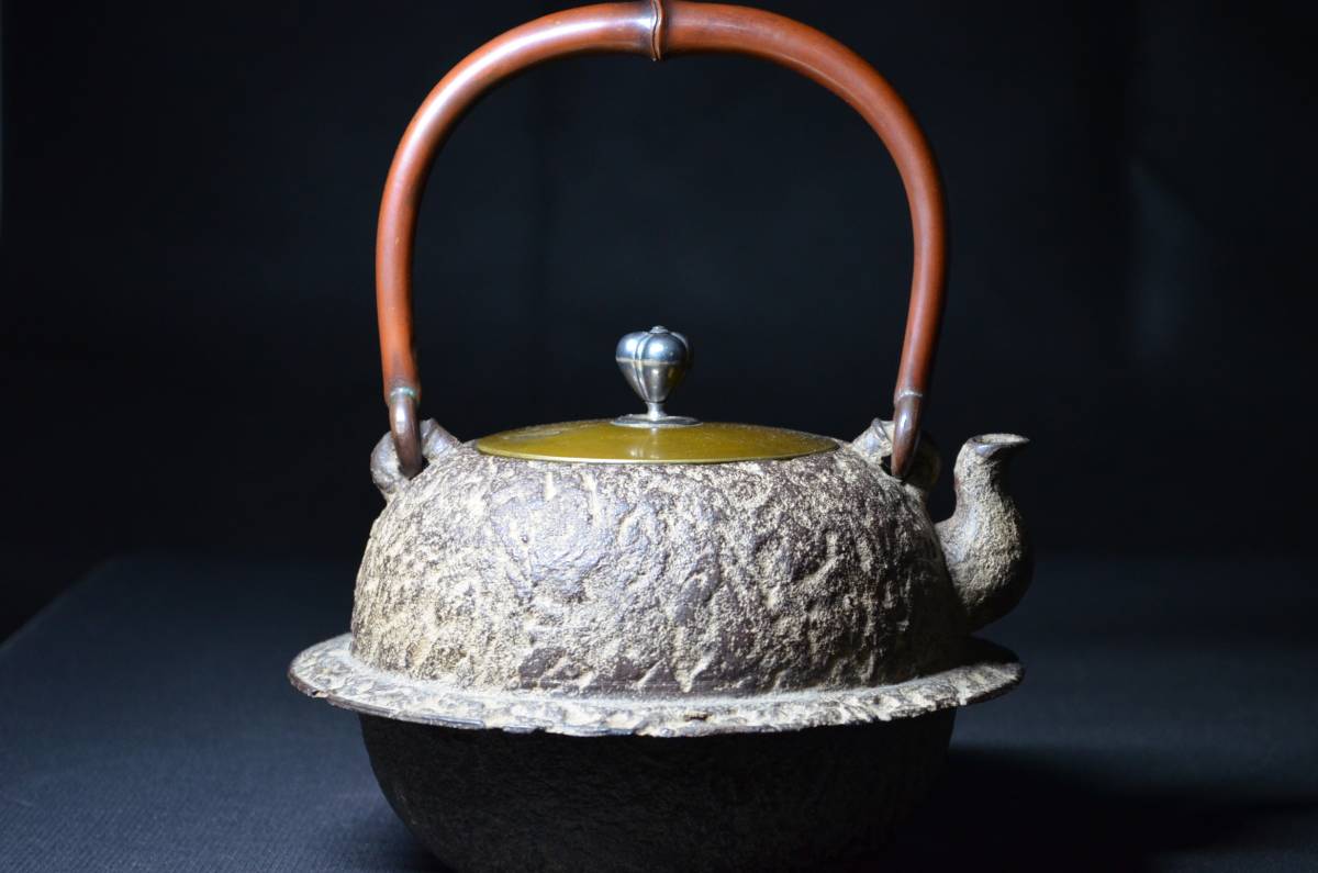 【佳香】唐草文鉄瓶 在銘 【佳香】唐草文鉄瓶 在銘