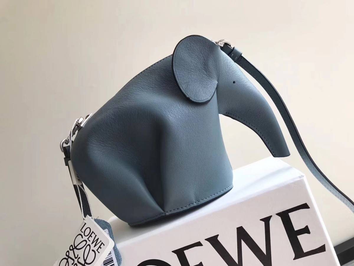  Loewe ロエベ の Elephant ショルダーバッグ ミニ ブルー レザー製(牛革)｜売買されたオークション情報、yahooの商品情報をアーカイブ公開 - オークファン 牛革