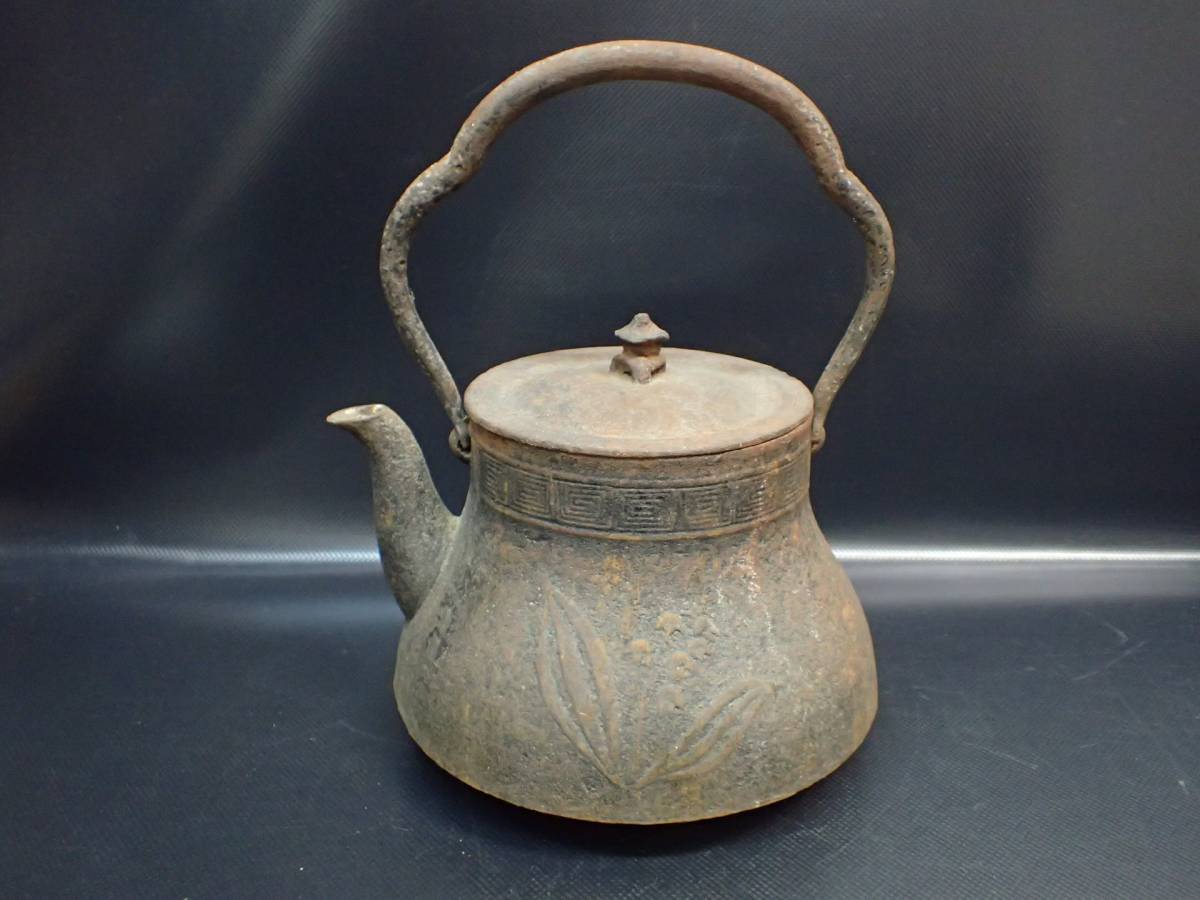 16 52-66899-06 鉄瓶 銘無し 松ぼっくり摘み 煎茶道具 金属工芸 工芸品