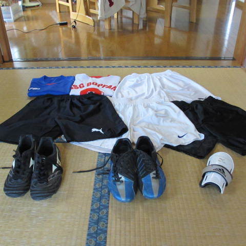 サッカー用　スパイクシューズ　シャツ　ハーフパンツ　すねあて　セット 中古_1
