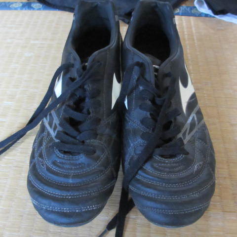 サッカー用　スパイクシューズ　シャツ　ハーフパンツ　すねあて　セット 中古_2