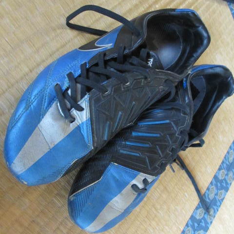 サッカー用　スパイクシューズ　シャツ　ハーフパンツ　すねあて　セット 中古_3