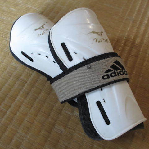 サッカー用　スパイクシューズ　シャツ　ハーフパンツ　すねあて　セット 中古_4