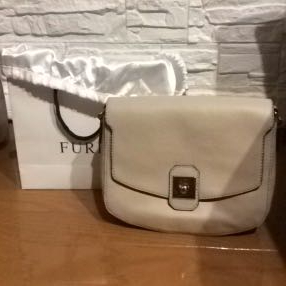 新品!!　　フルラFURLA　未使用　アウトレット　ベージュクリームショルダーバック　皮革