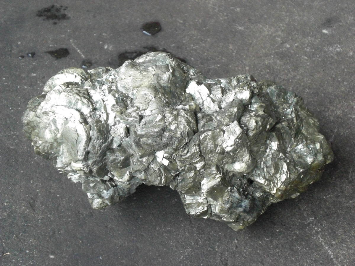 r⁄whatsthisrock この岩と金属っぽいフレーク、または鉱物を誰か特定 