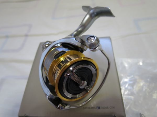 美品 極上品 1回使用 付属品完備 ダイワ '18 フリームス LT3000S-CXH