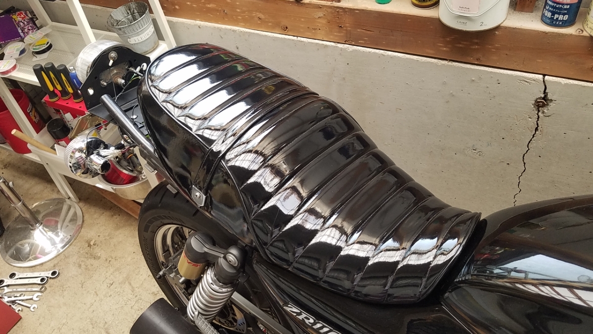 ゼファー1100/1100RS タックロールシート エナメルブラック 純正シート 
