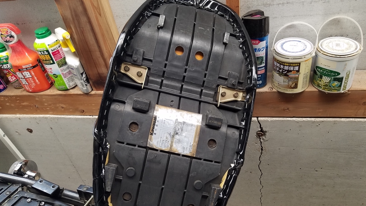 ゼファー1100/1100RS タックロールシート エナメルブラック 純正シート 