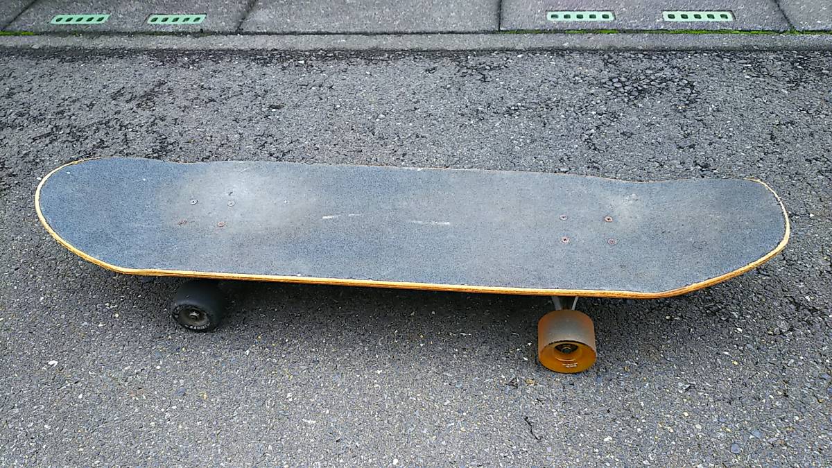 中古スケートボード コンプリート品です。 トラックはフロントはCARVER、リアはSEISMICを使用しています。 スケートボード CARVER コンプリート カーバー NO.3 トラックの中古品