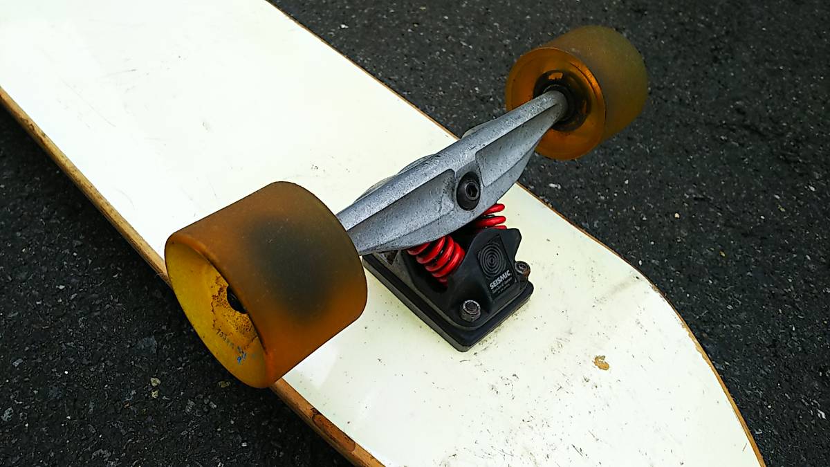 中古スケートボード コンプリート品です。 トラックはフロントはCARVER、リアはSEISMICを使用しています。 スケートボード CARVER コンプリート カーバー NO.3 トラックの中古品