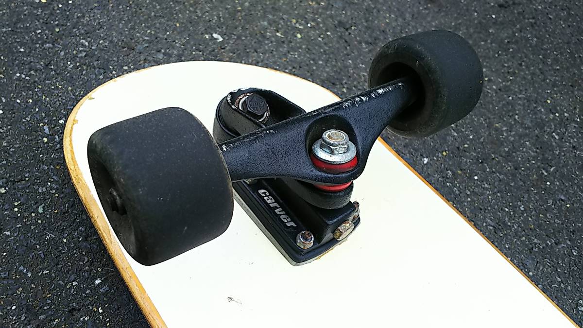 中古スケートボード コンプリート品です。 トラックはフロントはCARVER、リアはSEISMICを使用しています。 スケートボード CARVER コンプリート カーバー NO.3 トラックの中古品