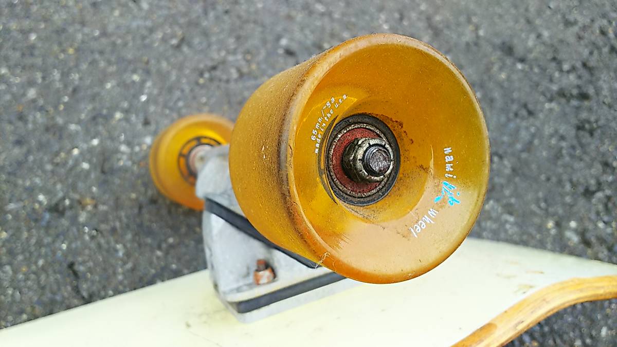 中古スケートボード コンプリート品です。 トラックはフロントはCARVER、リアはSEISMICを使用しています。 スケートボード CARVER コンプリート カーバー NO.3 トラックの中古品