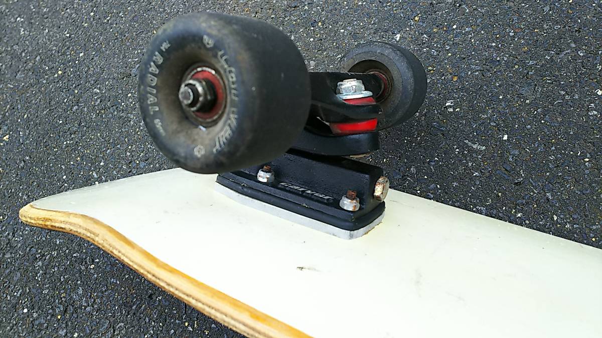 中古スケートボード コンプリート品です。 トラックはフロントはCARVER、リアはSEISMICを使用しています。 スケートボード CARVER コンプリート カーバー NO.3 トラックの中古品