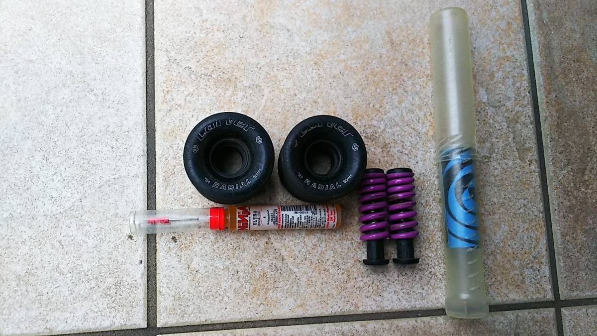 中古スケートボード コンプリート品です。 トラックはフロントはCARVER、リアはSEISMICを使用しています。 スケートボード CARVER コンプリート カーバー NO.3 トラックの中古品