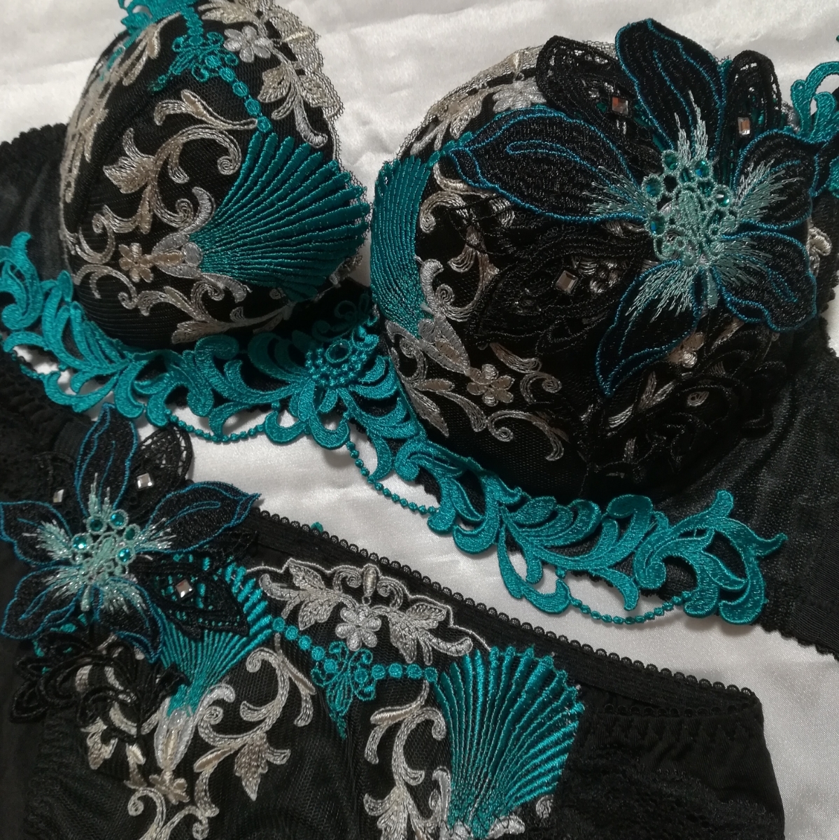 ワコール/サルート/深海の宮殿/BR/ブラジャーE65・ノーマルショーツM/スワロフスキークリスタルプレステージ/BTJ424/PTJ724 サルート Wacoal Salute BCDEFGHI 21G C・D