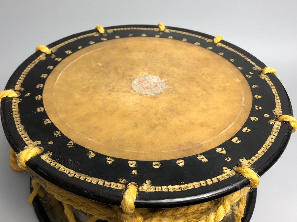 K110104 K110104 時代和楽器 黒塗金蒔絵 締太鼓 和太鼓 木製台座 撥 K110104 K110104 時代和楽器 黒塗金蒔絵 締太鼓 和太鼓 木製台座 撥