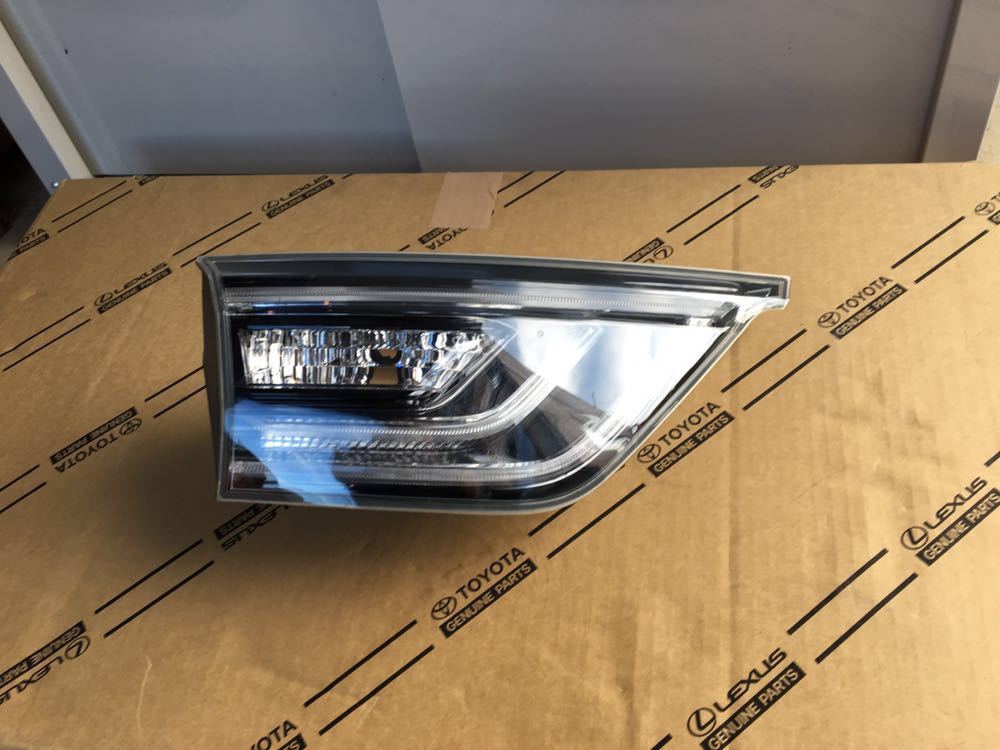 送料込！ZSU AVU 60 65 ハリアー 前期 テールランプ 左 内側 美品