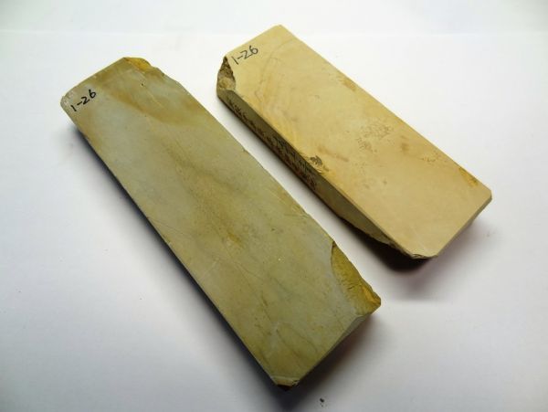 1-26 天然砥石　正本山奥殿本巣板卵色梨地と向ノ地町巣板上級のセット 125x42x16・149x43x13mm 219・275g 梅ケ畑砥石　中勝 山本男系山主精