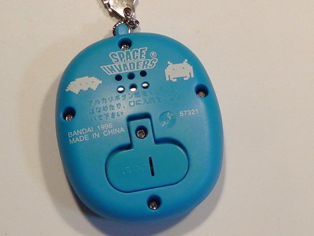 スペースインベーダー SPAC EINVADERSキーホルダー金属製 バンダイ スペースインベーダー SPACE INVADERS キーチェーン