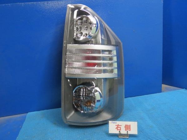 トヨタ ヴォクシー 右テールランプ ⁄ライト⁄レンズ DBA-ZRR75W 30-474