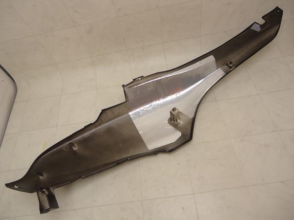 ZA3020 フォルツァ250 サイドカバー左 MF08-1406