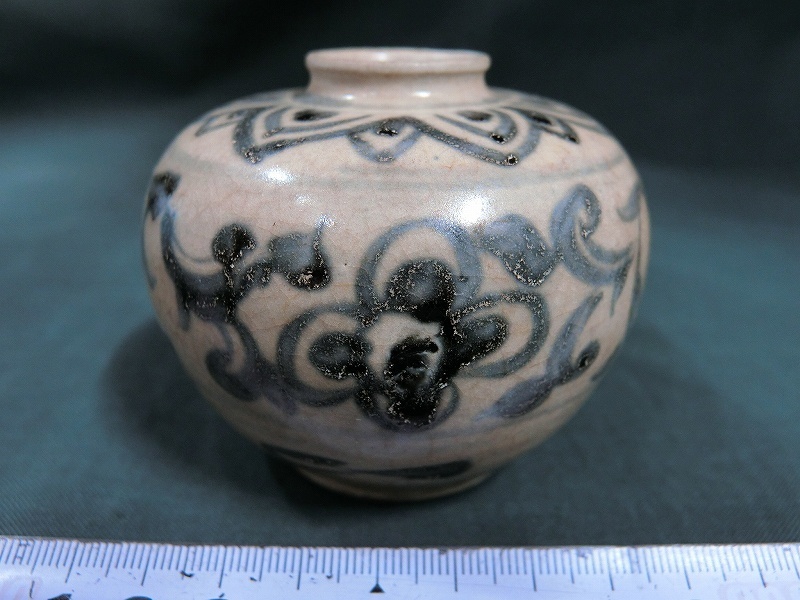 染付 花唐草文様 ミニ壺 　茶入　大明宣徳年製銘　中国　茶道具 文化遺産オンライン 安南染付唐草文香合 | 青花牡丹唐草文壺 肩張小壺