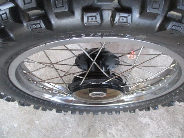 【2869】ヤマハ.DT125純正リアホイール【茨城発】走8546km17F-008検索2N0/452