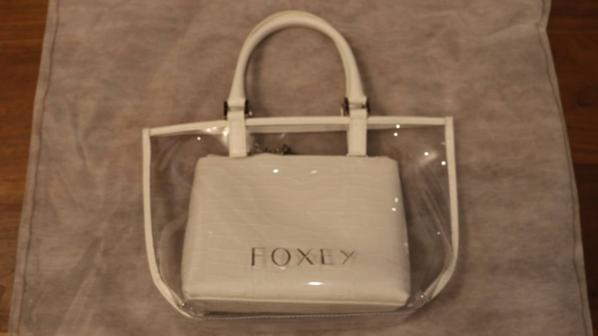 フォクシー 今期新作 32 400円 クリアー 型押しレザーバッグ 白 レザーポーチ付き ロゴ入り かばん バッグ 売買されたオークション情報 Yahooの商品情報をアーカイブ公開 オークファン Aucfan Com