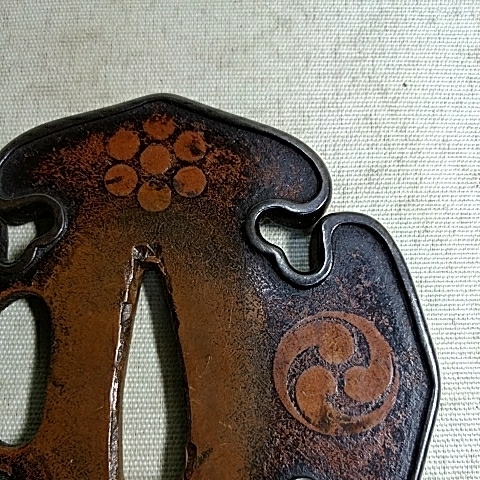 鍔 刀装具 日本刀 鉄地 無銘 薪翁図鍔(鍔箱布団 刀装具の鍔とは